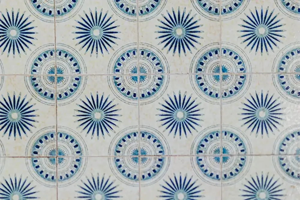 Blått och vitt azulejos-mönster i närbild